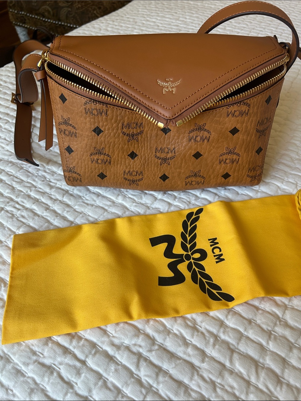 MCM Cognac Visetos shoulder bag with Gold Hardware. - Picture 6 of 9